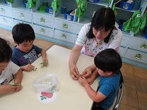 写真：グリンピースさやむき4歳児3
