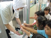 写真：グリンピースさやむき給食室へ