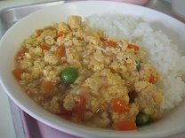 写真：グリンピースさやむき給食