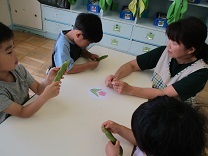 写真：そら豆さやむき4歳児2