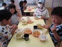 写真：そら豆さやむき給食2
