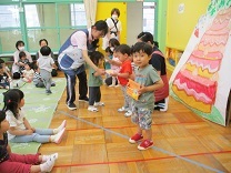 写真：誕生会カードを渡す