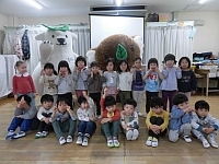 写真:エコクマと一緒に写真撮影する3歳児