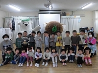 写真:エコクマと一緒に写真撮影する4歳児