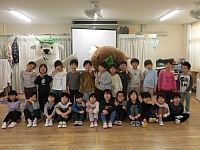 写真:エコクマと一緒に写真撮影する5歳児