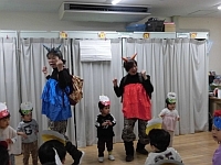 写真:鬼のダンスを楽しんでいる様子