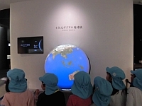 写真:見学をしている5歳児