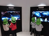 写真:見学をしている4歳児