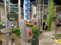 写真:ドーム内で遊んでいる様子