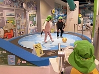 写真:ドーム内で遊んでいる様子