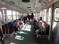 写真:電車のところで遊んでいる様子