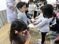 写真:カードのプレゼントの様子