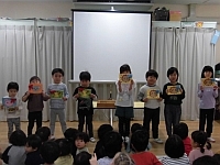 写真:カードをもらって記念撮影