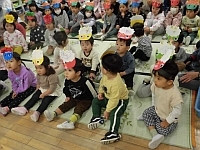 写真:鬼のお面をかぶっている乳児クラス