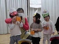 写真:お面の紹介をする1歳児