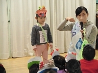 写真:鬼のお面を紹介する3歳児