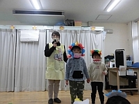 写真:鬼のお面を紹介する4歳児