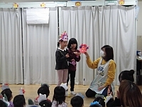 写真:鬼のお面を紹介する5歳児