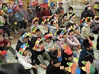 写真:鬼のお面をかぶっている幼児クラス