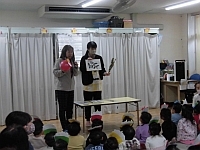 写真:節分の由来を話す先生