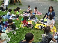 保育園の園庭でお弁当を食べている写真1