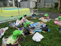 保育園の園庭でお弁当を食べている写真2