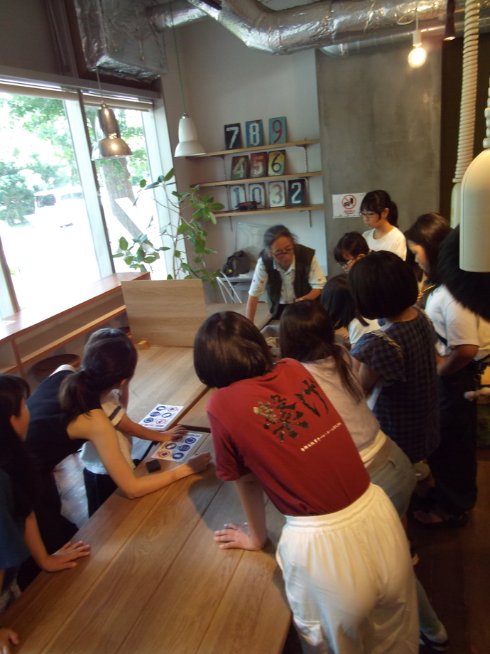 日野の戦争の記憶の話をしている様子の写真