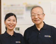 写真:右から岩田利夫氏、岩田祐梨子氏