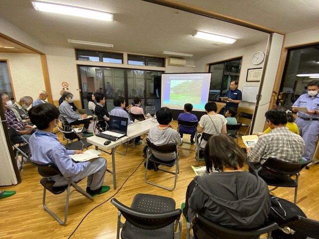 写真:ホタルの生態についての説明会の様子