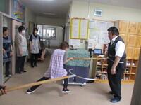 保育士が指す股を使っている様子の写真