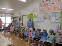 待っている子ども達の写真