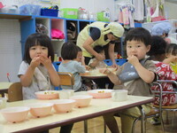 カレーライスを食べている子ども達の写真