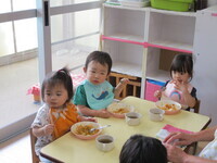 給食を食べている様子の写真