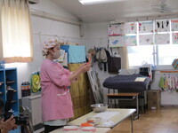 調理前の話をしている様子の写真