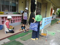 お子さんを引き渡している様子の写真