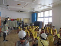 幼児クラスの避難の様子の写真