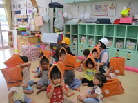 2歳児クラスの避難の様子の写真