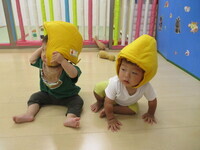 0歳児クラスの子が防災頭巾を被っている様子の写真