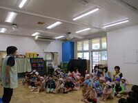 プール開きの集会の様子の写真