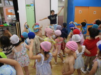 プール前の準備体操の様子の写真