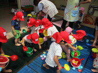 水遊びを楽しむ子どもたちの様子の写真