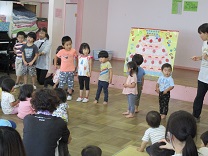 みんなにお祝いしてもらっている6月の誕生児の写真