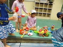 おもちゃで遊び5歳児の写真