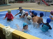 流れるプールをする5歳児の写真