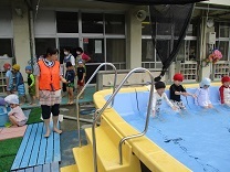 監視員の保育士の写真