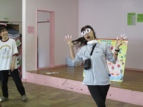 保育士が扮するプールに入れるのかな？のゆうかちゃんの写真