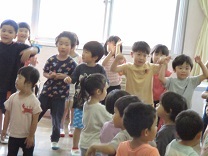 ラーメン体操を踊る子どもの写真