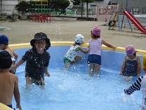 プールではしゃぐ3歳児の写真