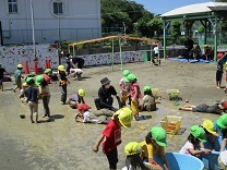 泥んこ遊び全体の様子の写真