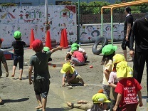 水路を作って遊ぶ子どもの写真